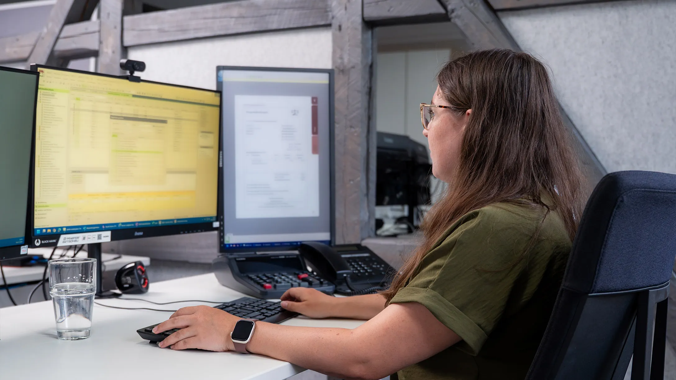 Kollegin am digitalen Arbeitsplatz mit zwei Monitoren